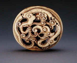 Netsuke in Form eines Schachteldeckels (hako) ca. 1870